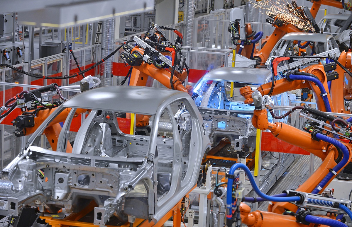 Automotive, Stellantis e Renault preoccupati per la fine dell'industria europea. 2025 il sorpasso della Cina