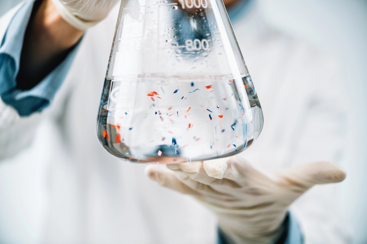 Rinnovabili • Come eliminare le microplastiche: risultati eccezionali con okra e fieno greco