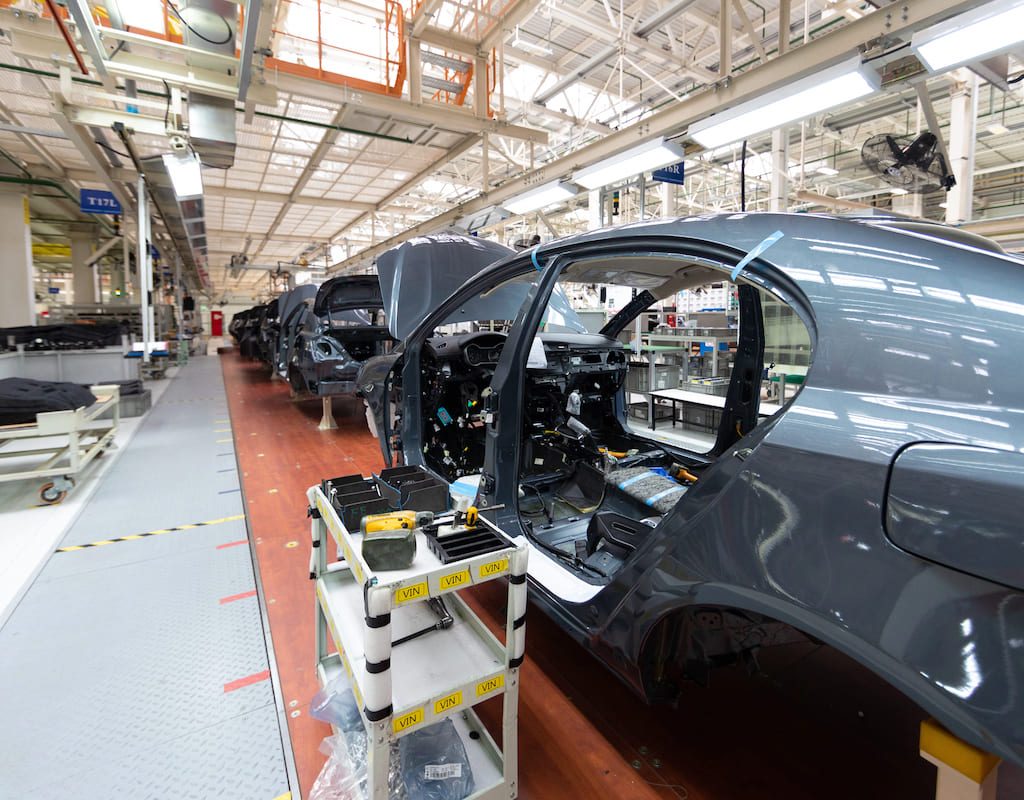 Crisi Iran, il blocco dello Stretto rischia di bloccare la produzione mondiale di auto elettriche