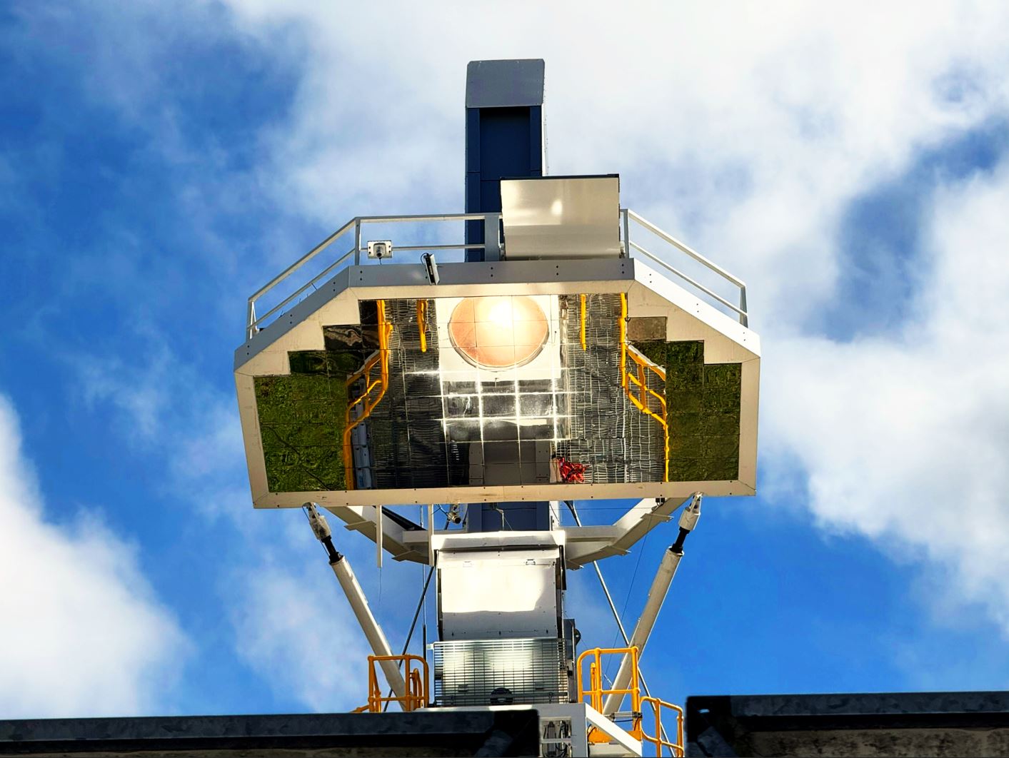 Rinnovabili • Dall'Australia un reattore solare con ottica beam-down per generare H2 ad alta efficienza