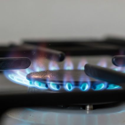Rinnovabili • Prezzo del gas in aumento con il conflitto in Medioriente: rischi per Hormuz