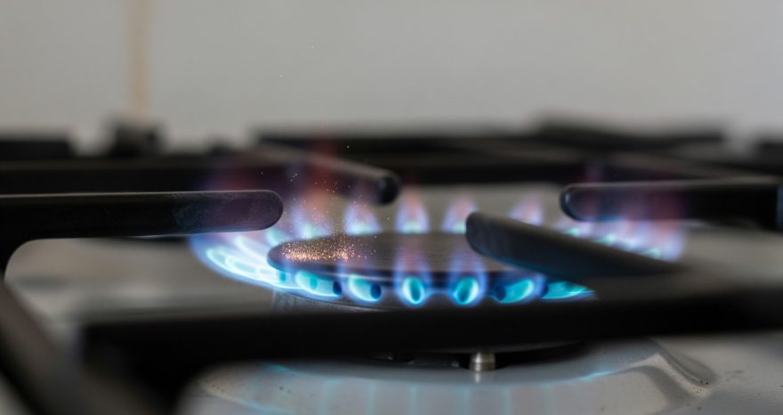 Rinnovabili • Prezzo del gas in aumento con il conflitto in Medioriente: rischi per Hormuz