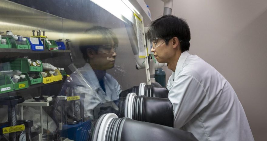 Rinnovabili • Così il sodio metallico migliora le batterie allo stato solido a base di Li