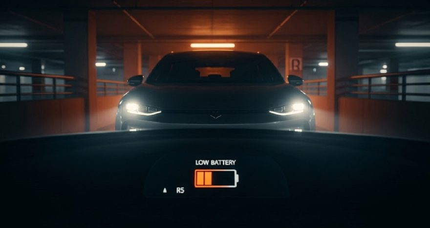Rinnovabili • fai un'immagine di un'auto elettrica con poca autonomia di batteria