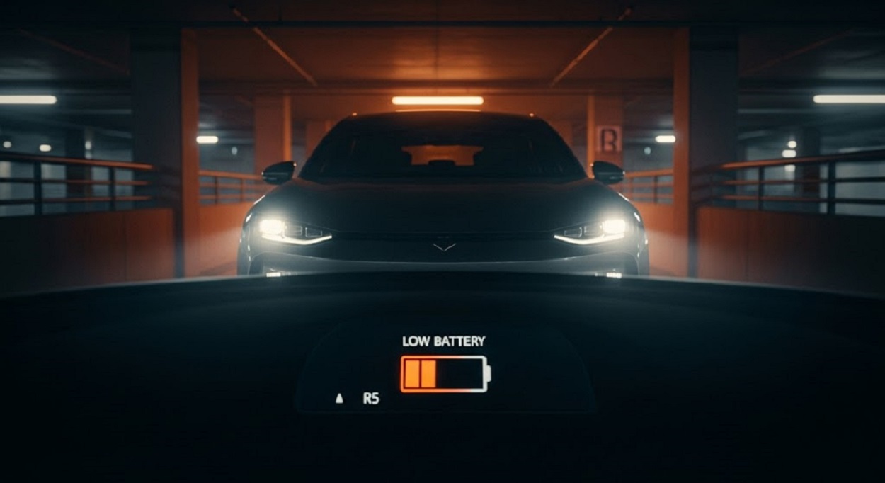 fai un'immagine di un'auto elettrica con poca autonomia di batteria