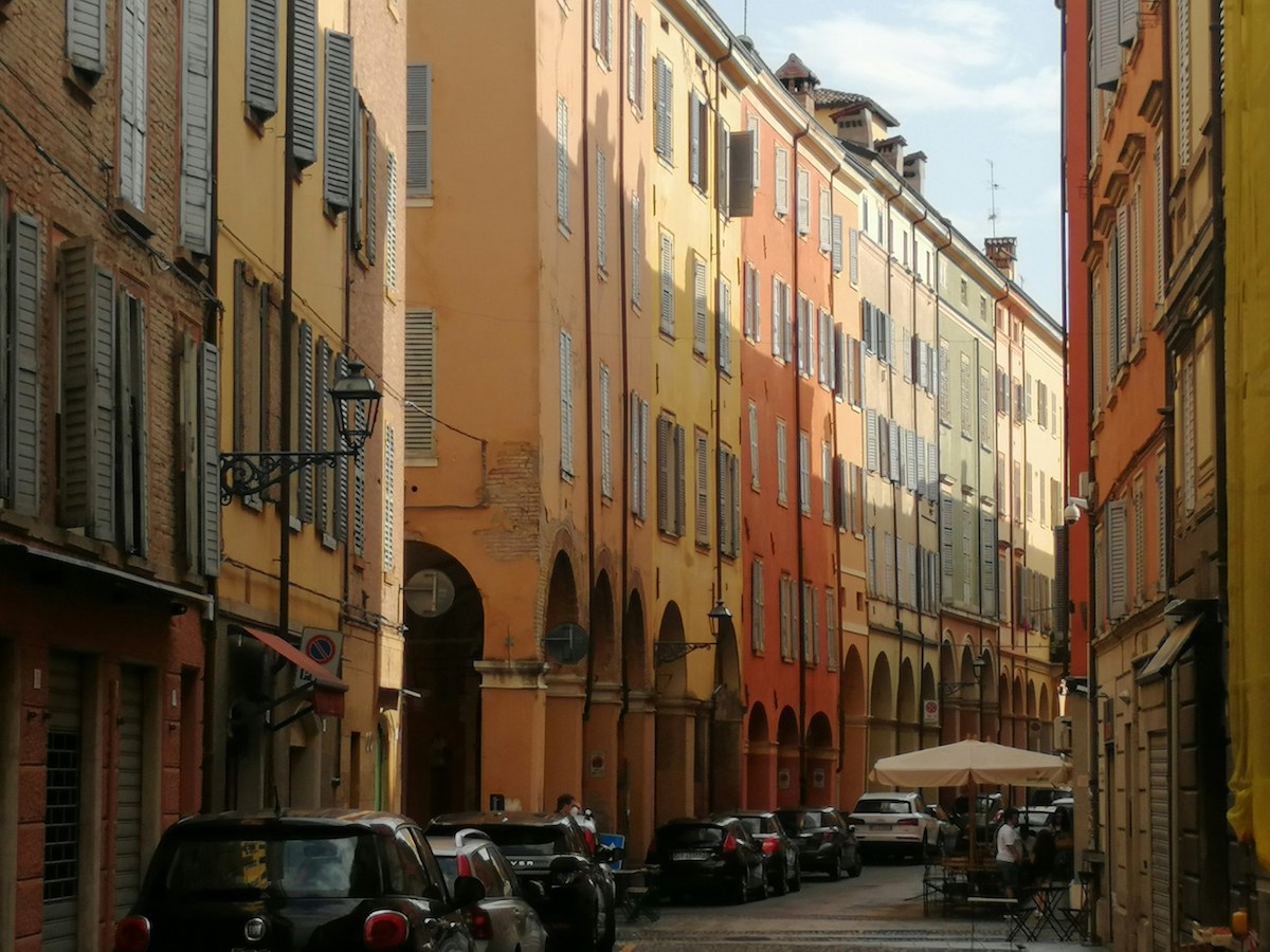 Bollo auto, dal 2026 nuove regole. Pagano le auto elettriche? Decidono le regioni