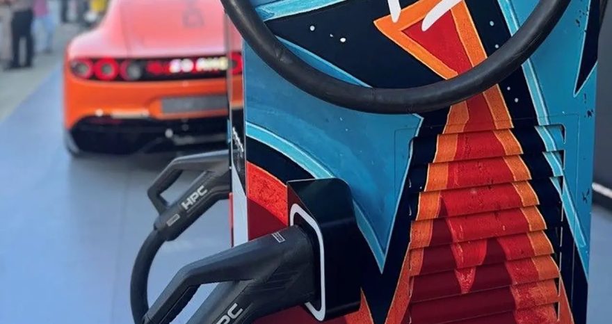 Rinnovabili • Colonnina di ricarica super veloce: bastano 5 minuti. Ed è italiana