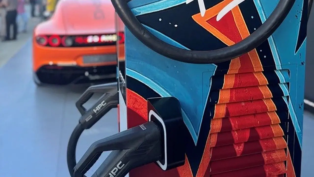 Rinnovabili • Colonnina di ricarica super veloce: bastano 5 minuti. Ed è italiana