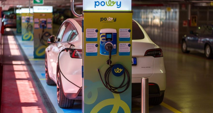 Rinnovabili • La ricarica elettrica in Italia. Il caso Powy: solo energia rinnovabile e mix di tecnologia alle colonnine