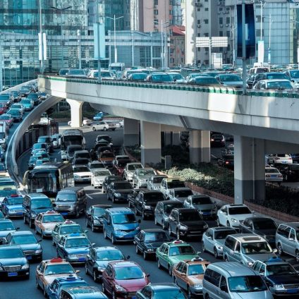 Rinnovabili • Rapporto MobilitAria 2025: per l’Italia la mobilità sostenibile è ancora lontana