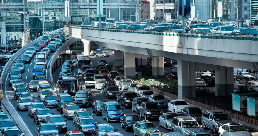 Rinnovabili • Rapporto MobilitAria 2025: per l’Italia la mobilità sostenibile è ancora lontana