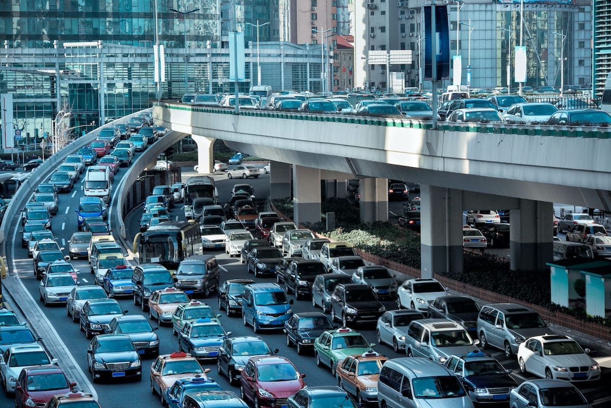 Rinnovabili • Rapporto MobilitAria 2025: per l’Italia la mobilità sostenibile è ancora lontana