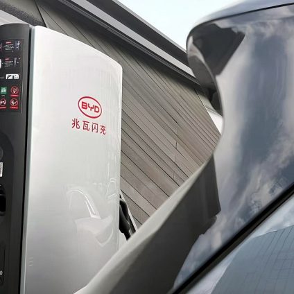 Rinnovabili • Pieno di energia veloce come la benzina. La rivoluzione BYD sta arrivando in Europa