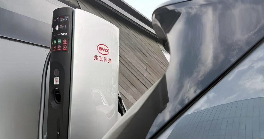 Rinnovabili • Pieno di energia veloce come la benzina. La rivoluzione BYD sta arrivando in Europa