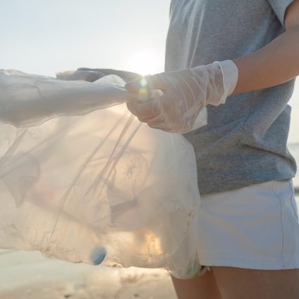 Rinnovabili • Stop sacchetti plastica riduce del 47% i rifiuti in spiaggia: la conferma da uno studio inedito