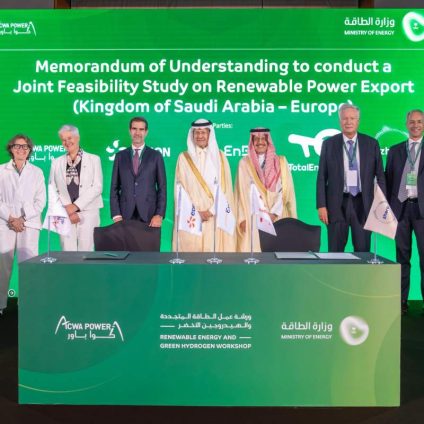 Rinnovabili • Energia green saudita in Europa, accordo per un nuovo corridoio elettrico e hub dell’idrogeno