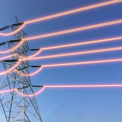 Rinnovabili • La domanda elettrica mondiale corre: +3.3% nel 2025, +37% nel 2026