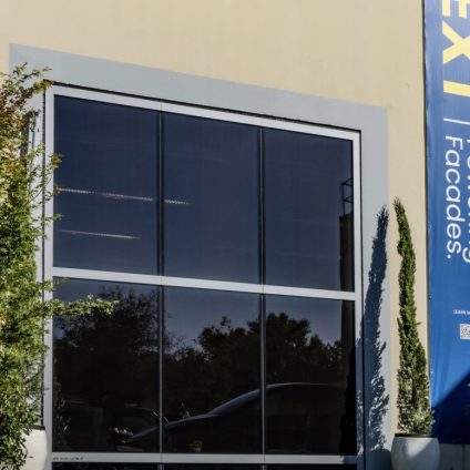 Rinnovabili • La prima facciata fotovoltaica organica integrata in un edificio brilla in California