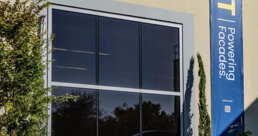 Rinnovabili • La prima facciata fotovoltaica organica integrata in un edificio brilla in California