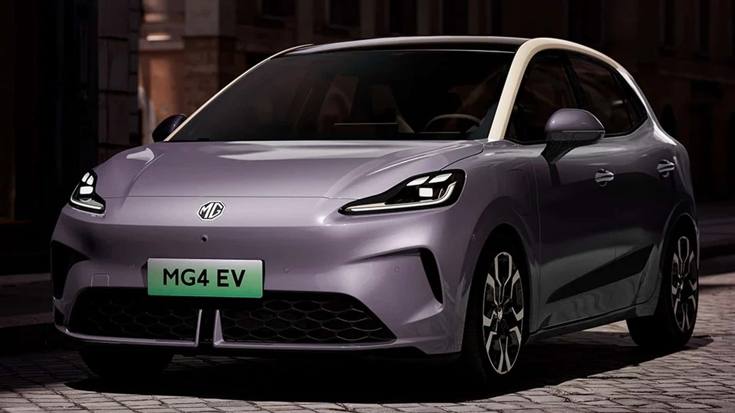 La prima auto elettrica compatta con batteria a stato semi-solido: il debutto della MG4