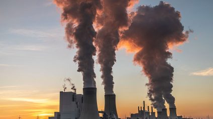 Rinnovabili • Emissioni di CO2 in Italia in crescita nel I semestre 2025 tra stagnazione dei consumi e rallentamento della transizione.