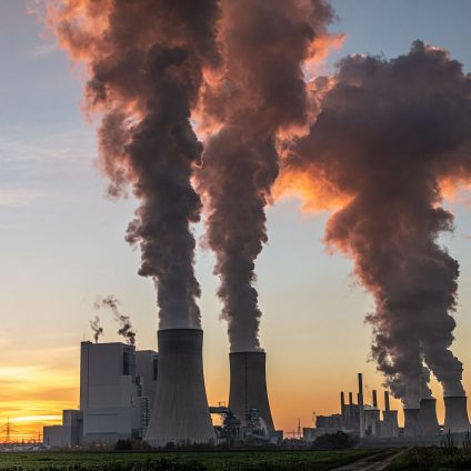 Rinnovabili • Emissioni di CO2 in Italia in crescita nel I semestre 2025 tra stagnazione dei consumi e rallentamento della transizione.
