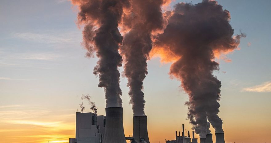 Rinnovabili • Emissioni di CO2 in Italia in crescita nel I semestre 2025 tra stagnazione dei consumi e rallentamento della transizione.