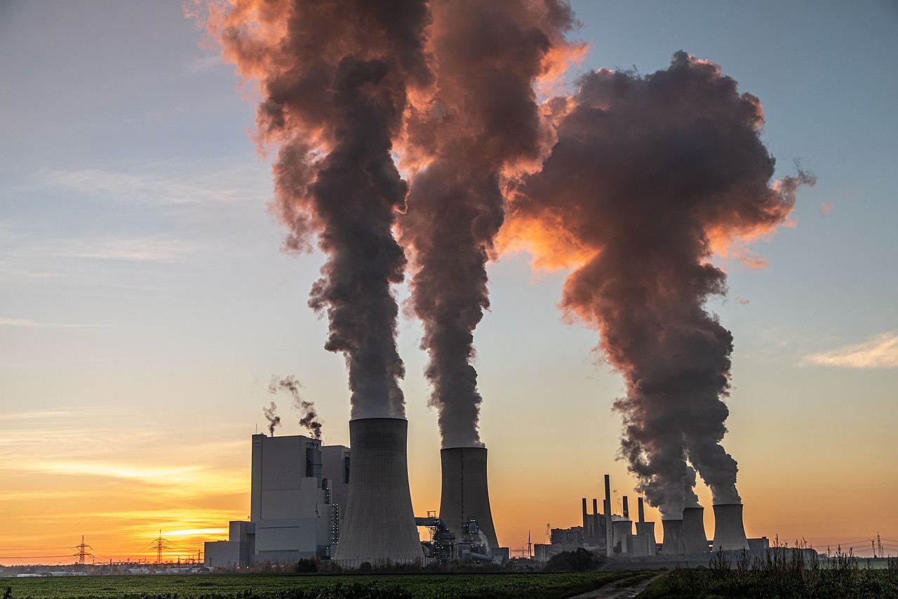 Rinnovabili • Emissioni di CO2 in Italia in crescita nel I semestre 2025 tra stagnazione dei consumi e rallentamento della transizione.