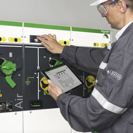Rinnovabili • Schneider Electric e E.ON firmano un accordo di lungo termine per accelerare la transizione energetica con i quadri di media tensione SF₆-Free