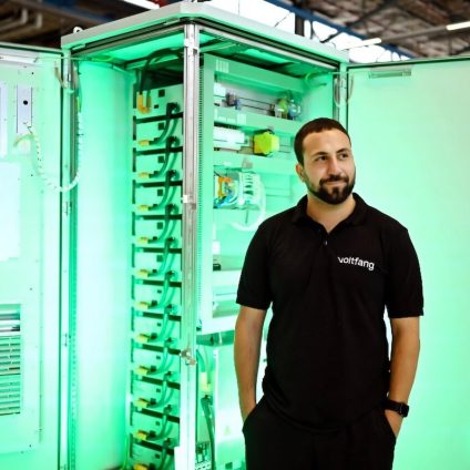 Rinnovabili • Batterie delle auto elettriche, startup tedesca le ricicla per immagazzinare rinnovabili