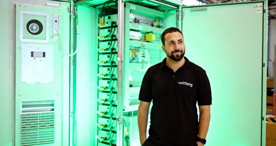 Rinnovabili • Batterie delle auto elettriche, startup tedesca le ricicla per immagazzinare rinnovabili
