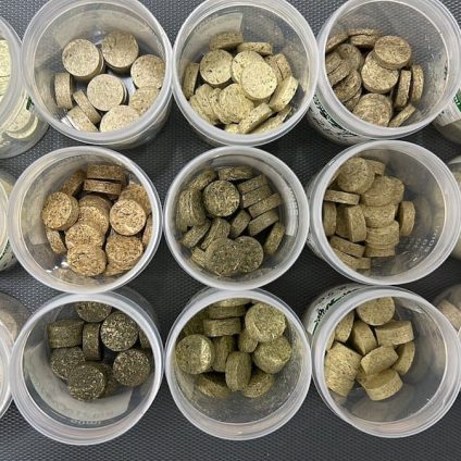 Rinnovabili • Piante infestanti trasformate in pellet, il potenziale energetico delle erbacce