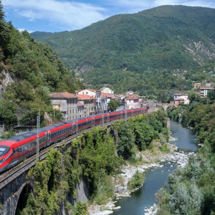 Rinnovabili • Ricerca Hitachi Rail, il 46% degli italiani si sposta su rotaia per le tratte di media-lunga durata