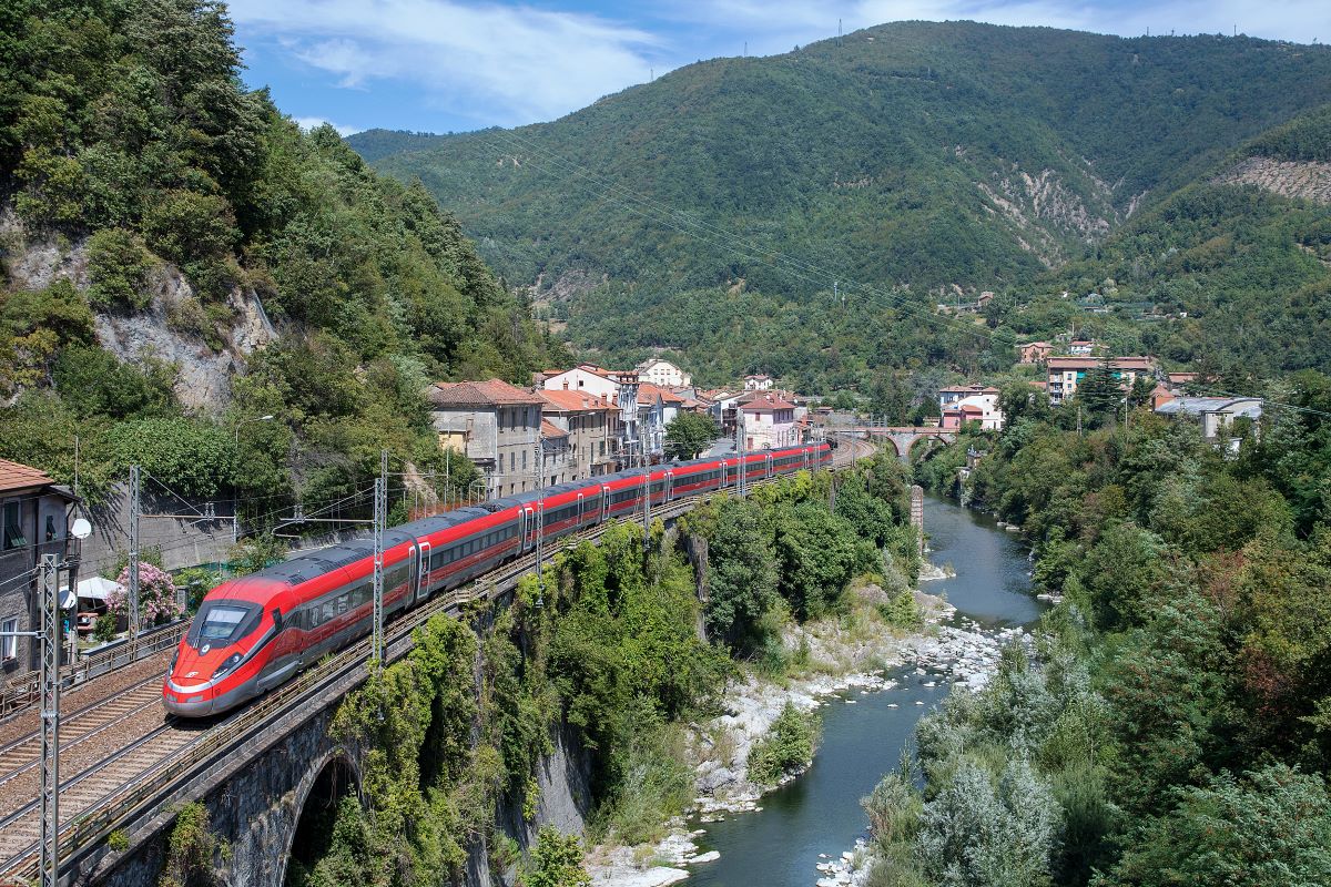 Ricerca Hitachi Rail, il 46% degli italiani si sposta su rotaia per le tratte di media-lunga durata