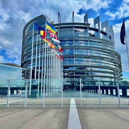 Rinnovabili • UE, ipotesi stop al 2027 per il GNL russo.