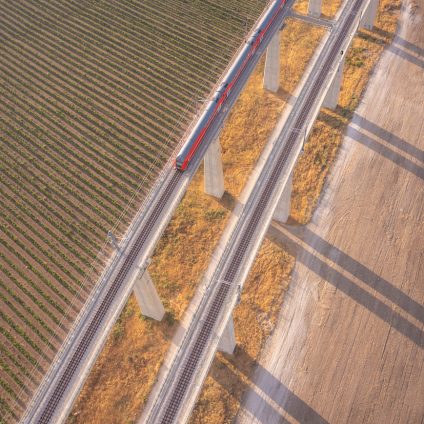 Rinnovabili • ABB a Expo Ferroviaria 2025: tecnologie per una mobilità ferroviaria più sostenibile