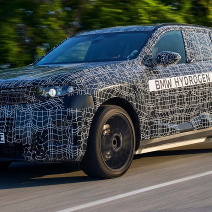 Rinnovabili • BMW rilancia l'idrogeno. Nel 2028 arriverà la X5: primo modello disponibile con 5
