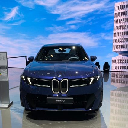 Rinnovabili • La nuova BMW iX3: 800 km di autonomia, CO2 ridotta di un terzo e materiali riciclati. Ricarica? 370 km in 10 minuti