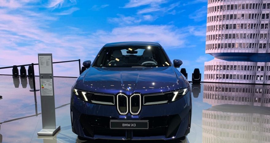 Rinnovabili • La nuova BMW iX3: 800 km di autonomia, CO2 ridotta di un terzo e materiali riciclati. Ricarica? 370 km in 10 minuti