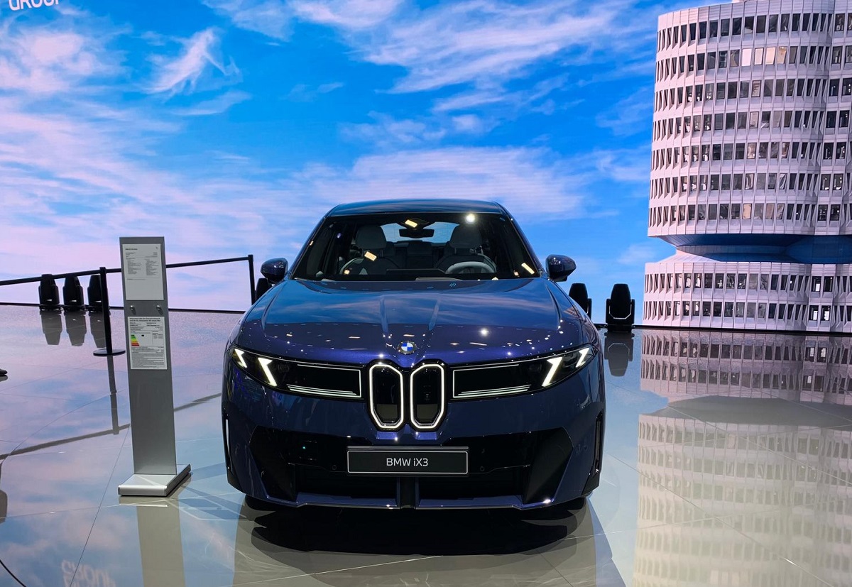 Nuova BMW iX3: 800 km di autonomia e materiali riciclati. Ricarica? 370 km in 10 min
