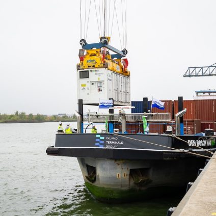 Rinnovabili • Trasporto marittimo elettrico: navi alimentate da container-batteria scambiabili