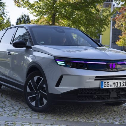 Rinnovabili • Opel sperimenta l’illuminazione intelligente nei veicoli a guida autonoma: il caso Grandland