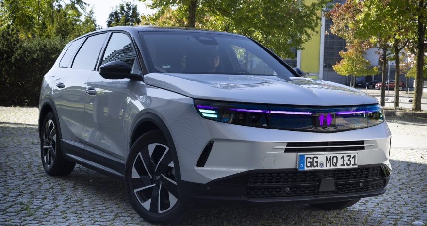 Rinnovabili • Opel sperimenta l’illuminazione intelligente nei veicoli a guida autonoma: il caso Grandland