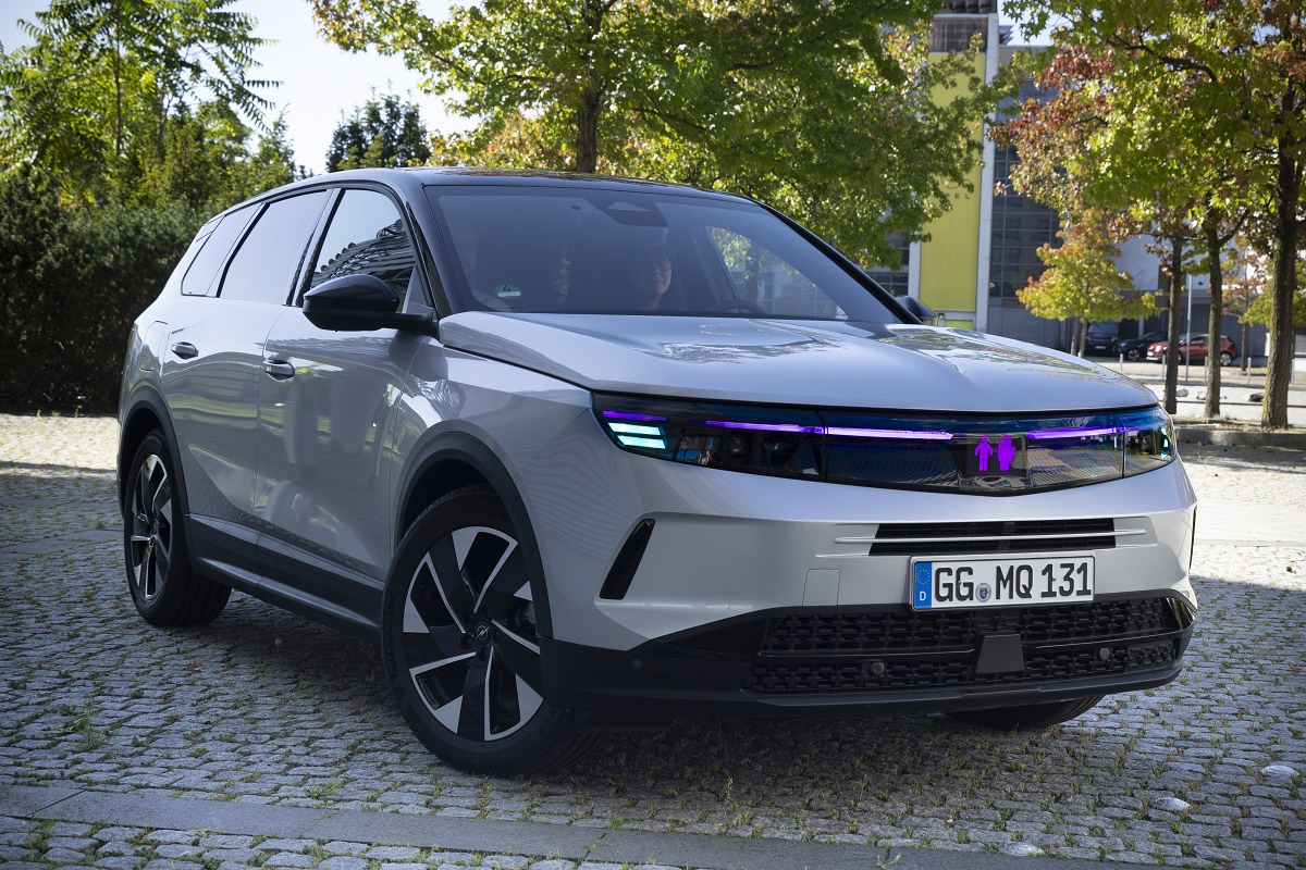 Opel sperimenta l’illuminazione intelligente nelle auto a guida autonoma: il caso Grandland