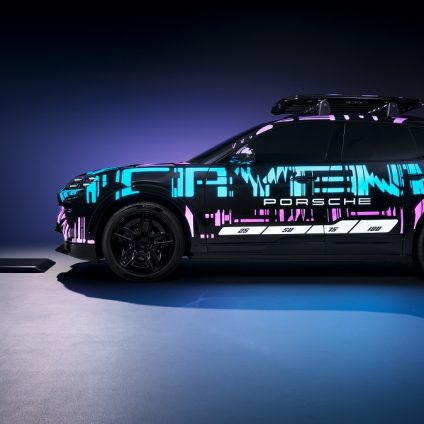 Rinnovabili • Porsche Cayenne si ricarica come uno smartphone: con la piastra wireless