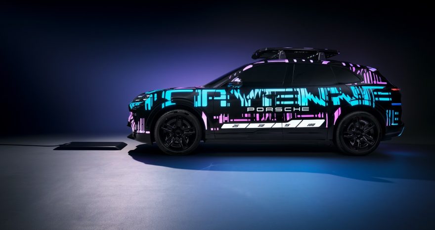 Rinnovabili • Porsche Cayenne si ricarica come uno smartphone: con la piastra wireless