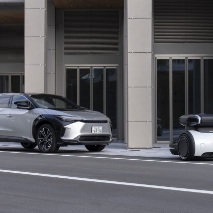 Rinnovabili • Toyota lancia un caricabatterie domestico da 6 kw. E crea la città del futuro