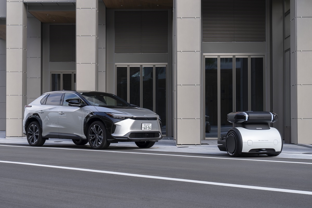 Toyota lancia il caricabatterie domestico per auto elettriche da 6 kW e inaugura la Woven City