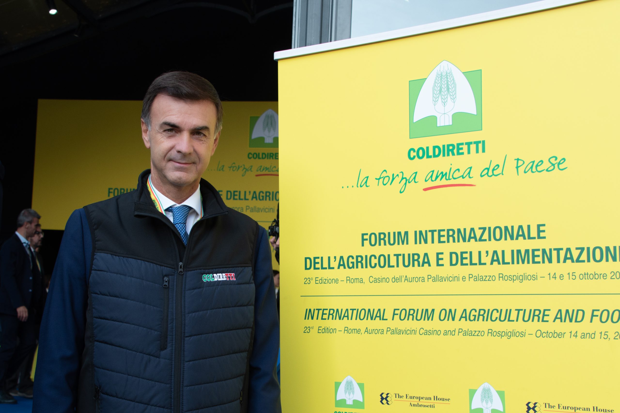 Nel XXIII Forum Internazionale dell’Agricoltura e dell’Alimentazione di Coldiretti si è discusso di valore del cibo, di alimentazione sana, di sicurezza alimentare in tempi difficili. L’agroalimentare – che vale 707 miliardi di euro – deve essere considerato un’infrastruttura strategica per il Paese, come ferrovie, condotte o approvvigionamenti energetici