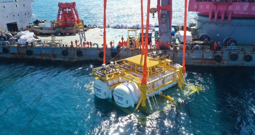 Rinnovabili • Il primo modulo del Data Center, inabissato nelle acque di Hainan. [Photo by Tang Fei/For chinadaily.com.cn]